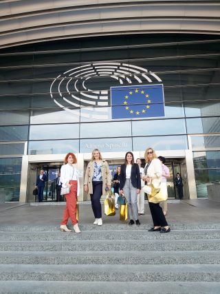 Ispred zgrade 4 grupa prilagođeno