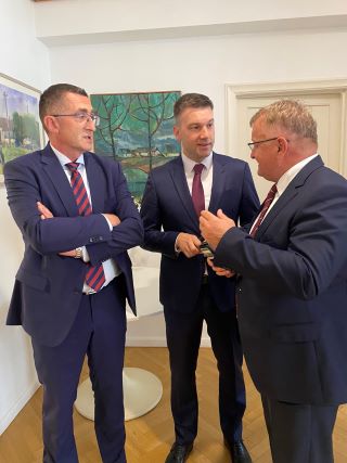 Ostali uzvanici prilagođeno