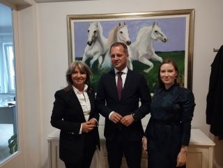 Tri gosta prilagođeno