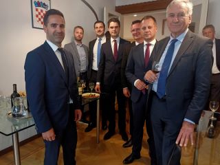 Visoki uzvanici prilagođeno